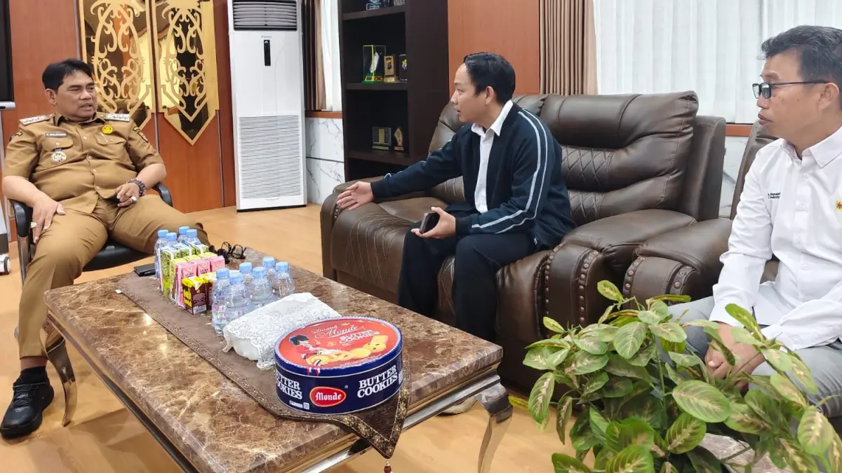 Bupati Barito Utara H Shalahuddin panggil Manager ULP PLN Baeito Utara di Kantornya buntut pemadaman listrik.&nbsp;(Reno/Kalteng Pos)