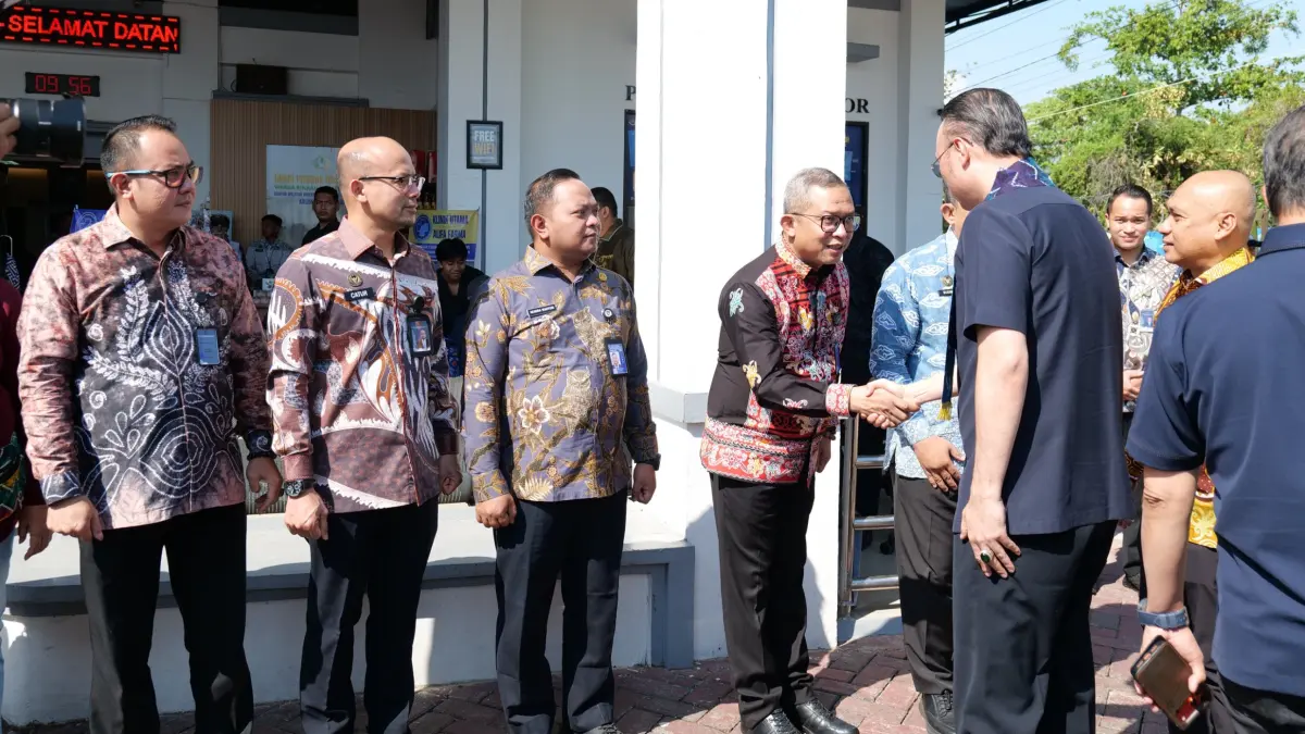 Kepala Kantor Imigrasi Kelas II TPI Sampit, Ronald, menyambut kunjungan Direktur Jenderal Imigrasi, Hendarsam Marantoko.(Humas)