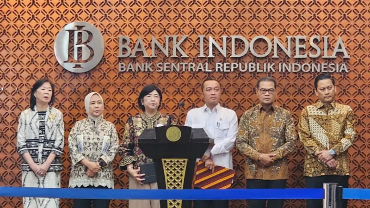 Menteri Sekretaris Negara Prasetyo Hadi (tengah) menghadiri konferensi pers pengunduran diri Gubernur Bank Indonesia Perry Warjiyo di kantor Bank Indonesia, Jakarta, Senin (27/7/2026). ANTARA/HO-Dokumentasi Pribadi