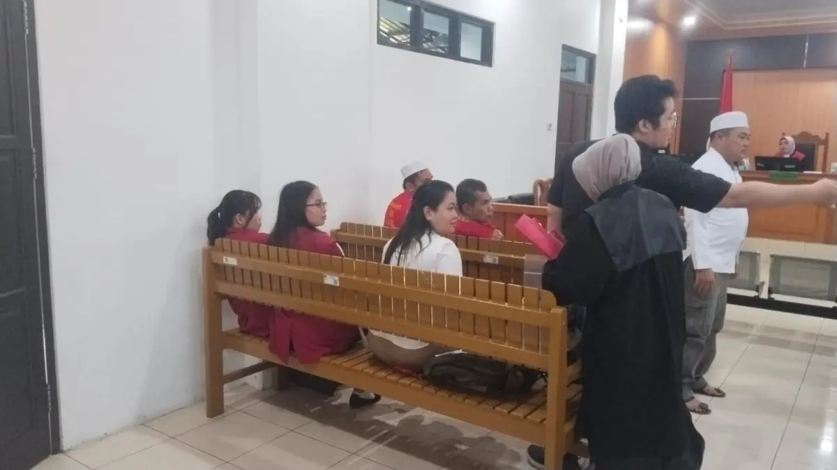 Rinmaniah alias Ririn (kemeja putih) akan menjalani vonis dalam kasus narkoba.(Agus Jaya/Kalteng Pos)