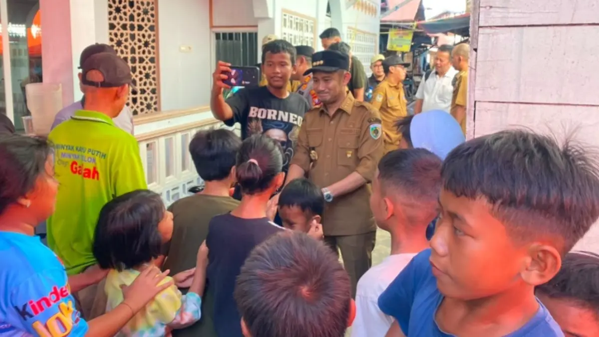 Wali Kota Palangka Raya, Fairid Naparin, berbincang hangat dengan anak-anak di kawasan pinggiran.(Kamila/Kalteng Pos)