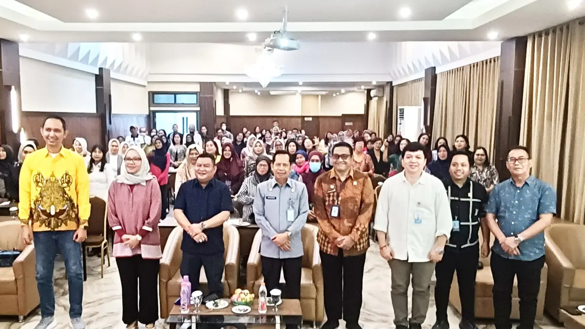 Anggota DPR RI Fraksi Partai Golkar Komisi XIII, Bias Layar, SH (tiga dari kiri) didampingi oleh Kakanwil &nbsp;Kemenkum Kalteng, Hajrianor, SH, MH (lima kanan), saat foto bersama dengan undangan dan para pelaku UMKM.(Iyan/Kalteng Pos)