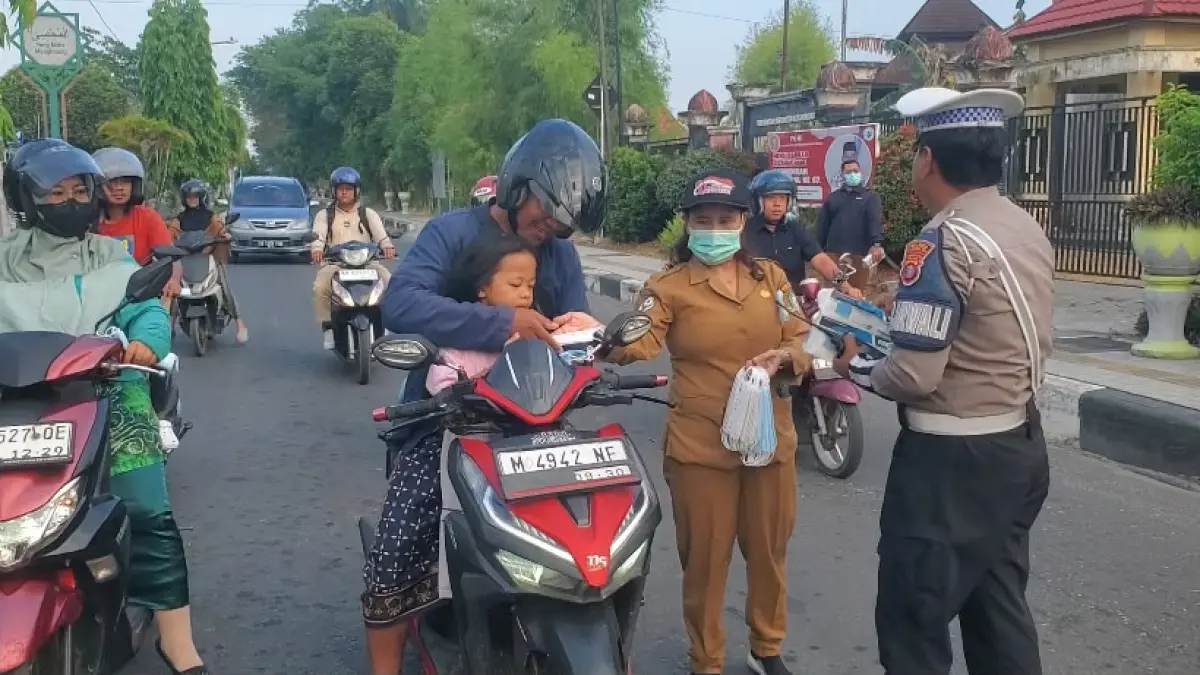 Dinkes Kotim bagi bagi masker.(Miftah/kaltengpos.jawapos.com)