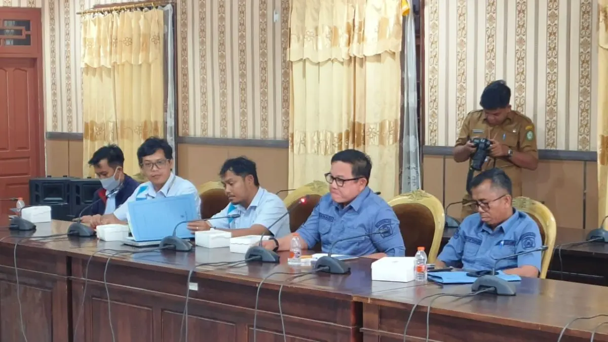 DPRD Kotim saat melangsungkan RDP dengan PLN  ULP Sampit.(Miftah/kaltengpos.jawapos.com)