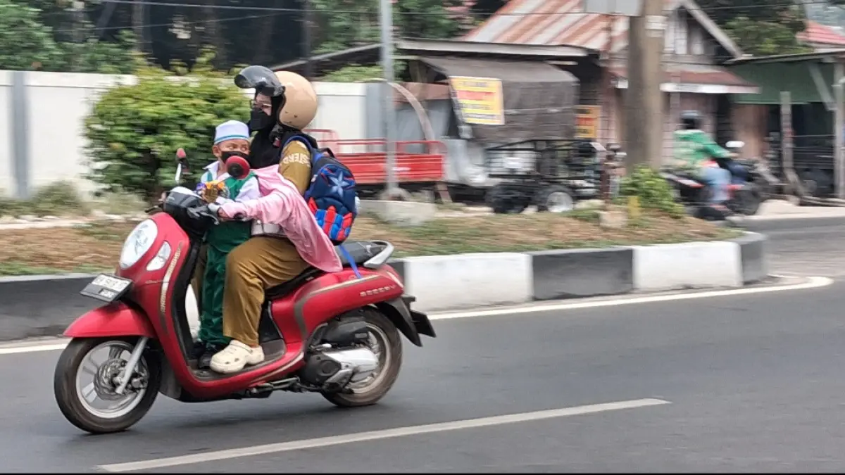Kabut asap di Palangka Raya memaksa pengguna jalan mengenakan masker.(Agus Pramono/Kaltengpos.jawapos.com)