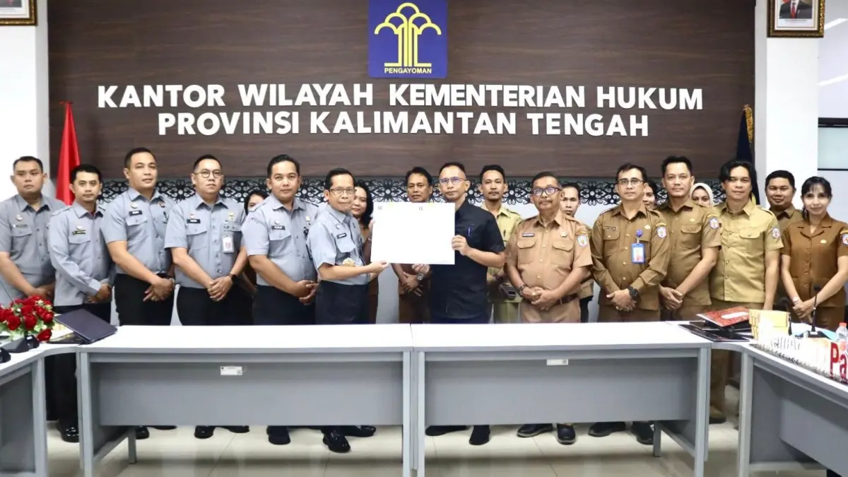 Kanwil Kemenkum Kalteng dan Pemkab Murung Raya bersama mengharmonisasikan peraturan daerah.(Humas)