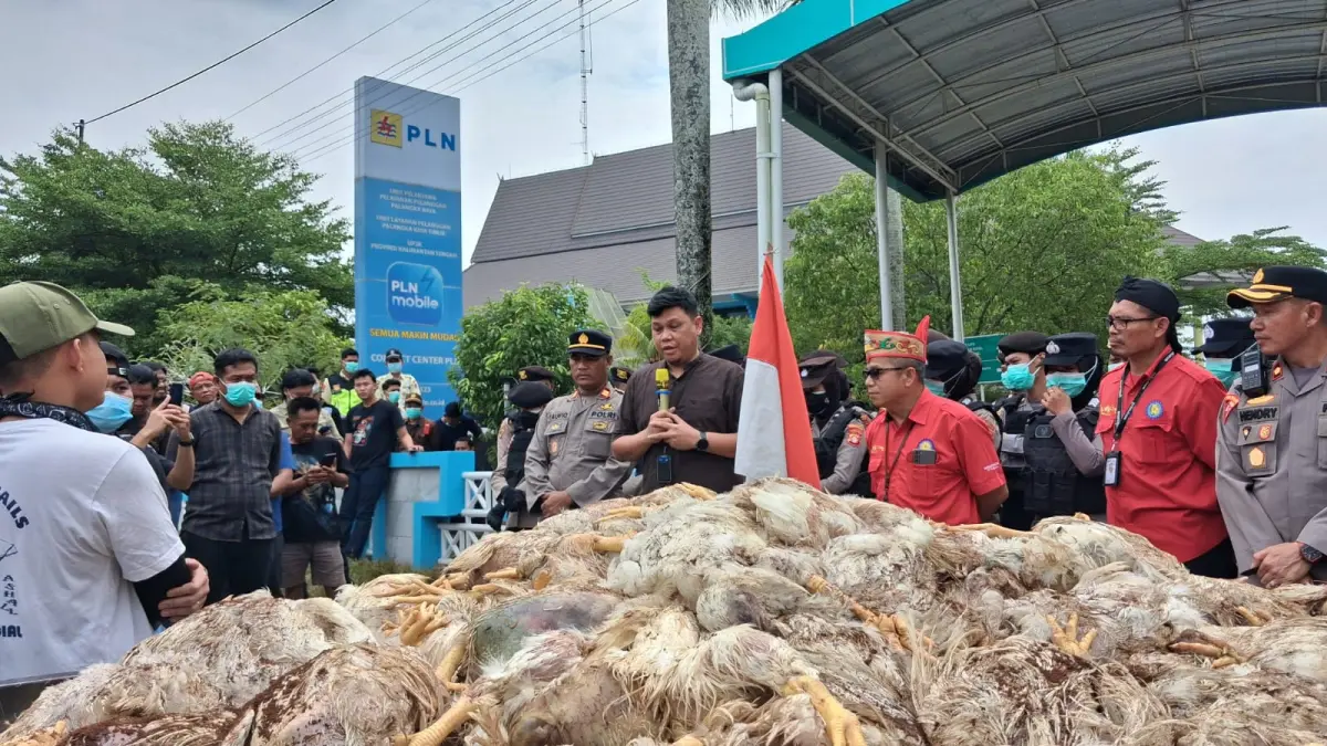 Asisten Manager Keuangan dan Umum PLN UP3 Palangka Raya, Gian Wijaya saat memberikan steatmen kepada massa.(Agus Pramono/Kaltengpos.jawapos.com)