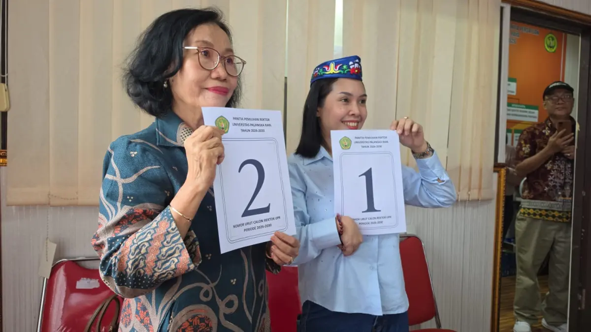Calon rektor Universitas Palangka Raya Dr Thea  Farina, S.H., M.Kn. dapat nomor urut 1, dan Prof. Dr. Liswara Neneng, S.Pd., M.Si dapat nomor urut 2, pada pencabutan nomor urut Pilrek UPR,  Rabu (29/7/2026). FOTO PILREK UPR