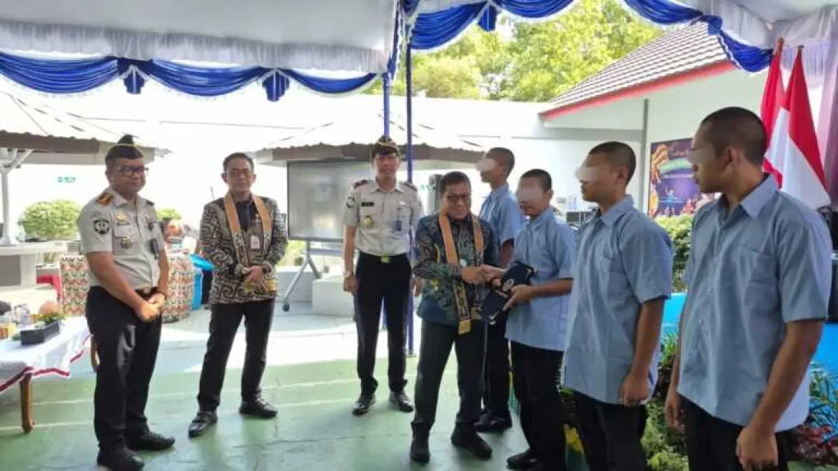 Ketua DPRD Palangka Raya Subandi menyerahkan SK remisi hari anak ke empat anak binaan di LPKA Kelas II A Palangka Raya