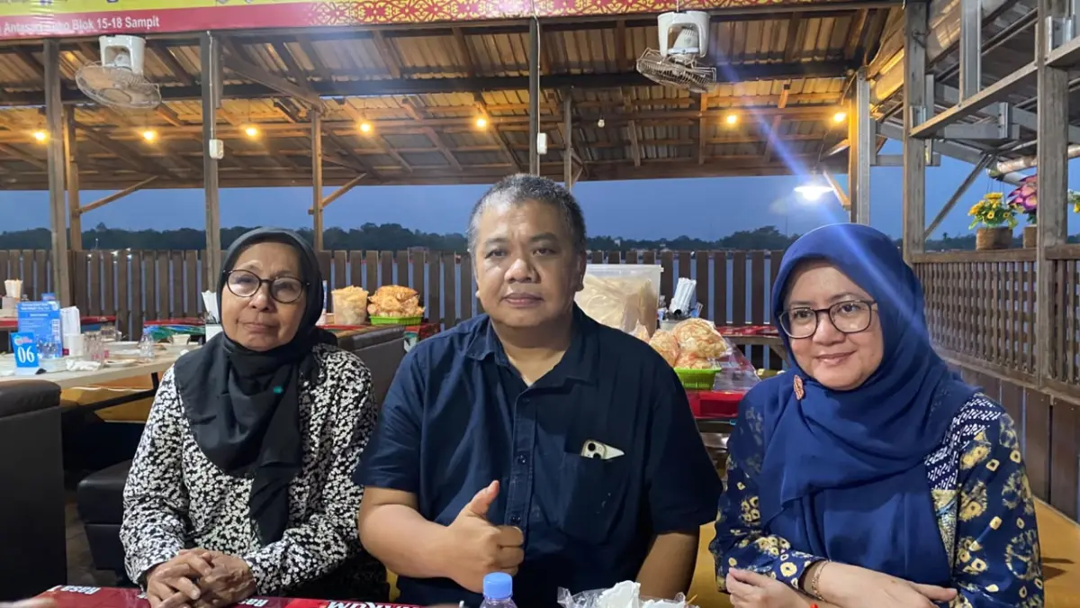 Ketua Umum FSPMKI dr Roy Tanda Anugrah Sihotang (tengah) bersama  Direktorat Jenderal SDM kesehatan Kemenkes Ika Trisia (kanan), dan keluarga almarhum.