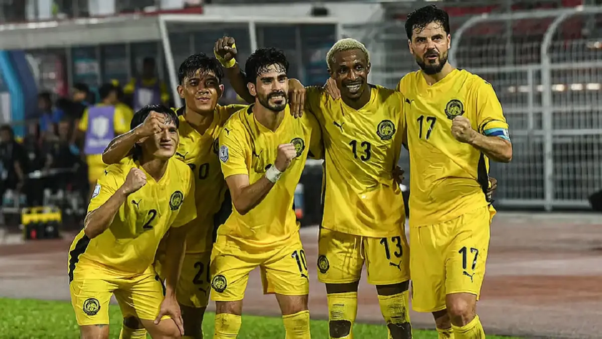 Mohamadou Sumareh (dua dari kanan) bersebrasi dengan rekan-rekan setimnya usai cetak gol ke gawang Laos dalam pertandingan Grup B Piala ASEAN 2026 di Stadion Sepak Bola Kuala Lumpur, Selasa (28/7/2026). (Sumber: Bernama pic)