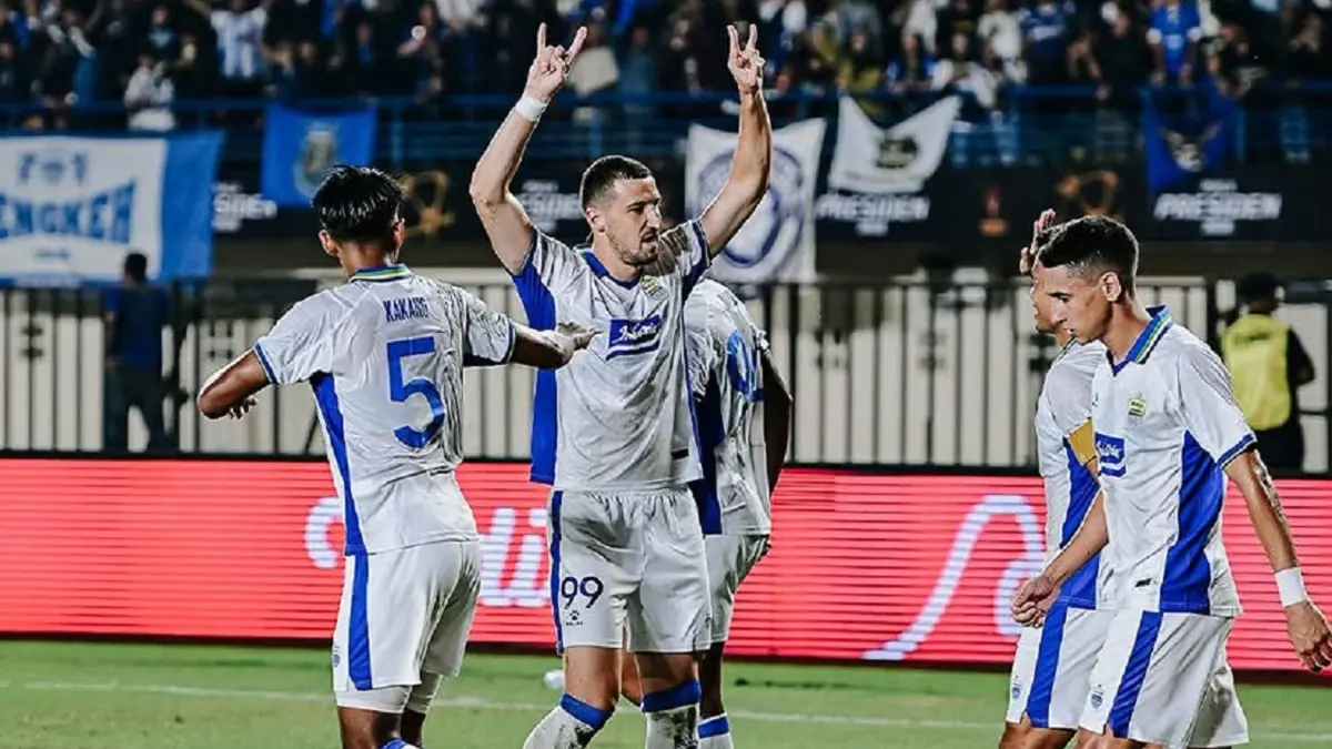 Pemain Persib Bandung Balsa Sekulic bersama rekan setim merayakan gol ke gawang DPMM FC dalam laga lanjutan penyisihan Grup A Piala Presiden 2026, Selasa (28/7/2026) malam WIB. (Sumber: Instagram @simamaungcom)