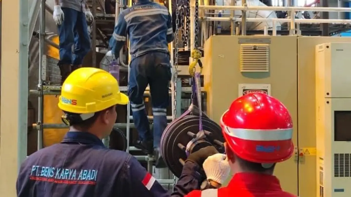 Proses perbaikan komponen sistem pelumasan pada turbin uap salah satu unit PLTU IPP PT Tanjung Power Indonesia.(Humas)