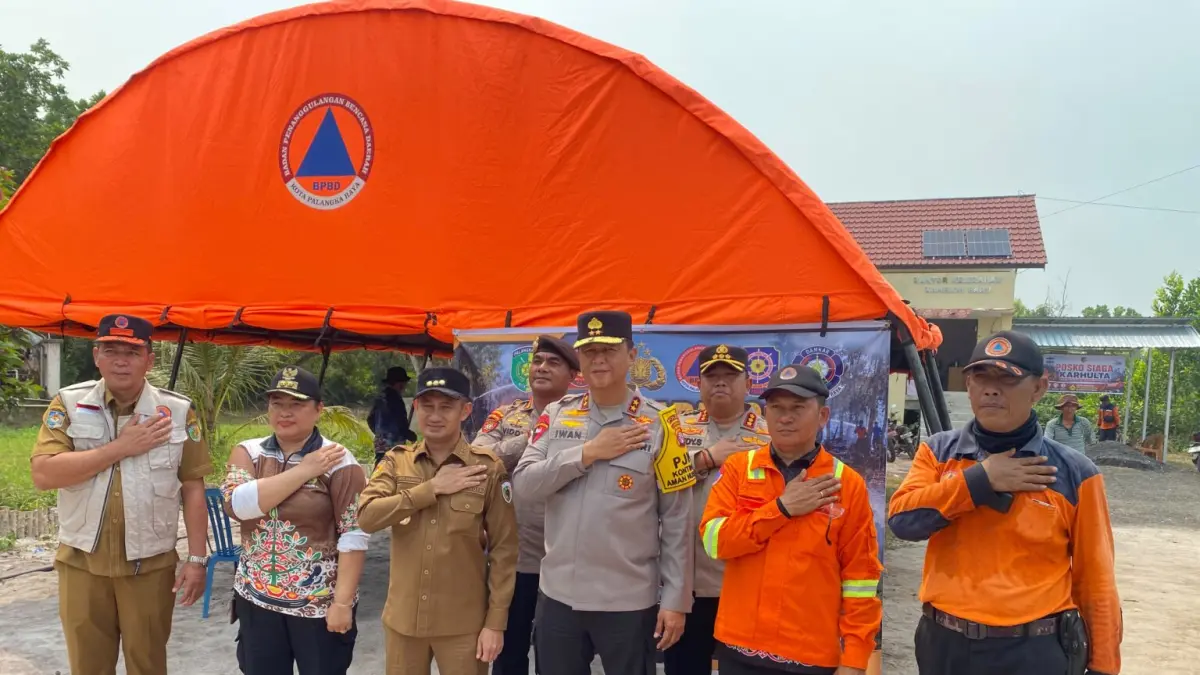 Wali Kota Palangka Raya Fairid Naparin bersama Kapolda Kalteng meninjau lokasi karhutla di Kameloh Baru, Kecamatan Sebangau.(Kamila/Kalteng Pos)