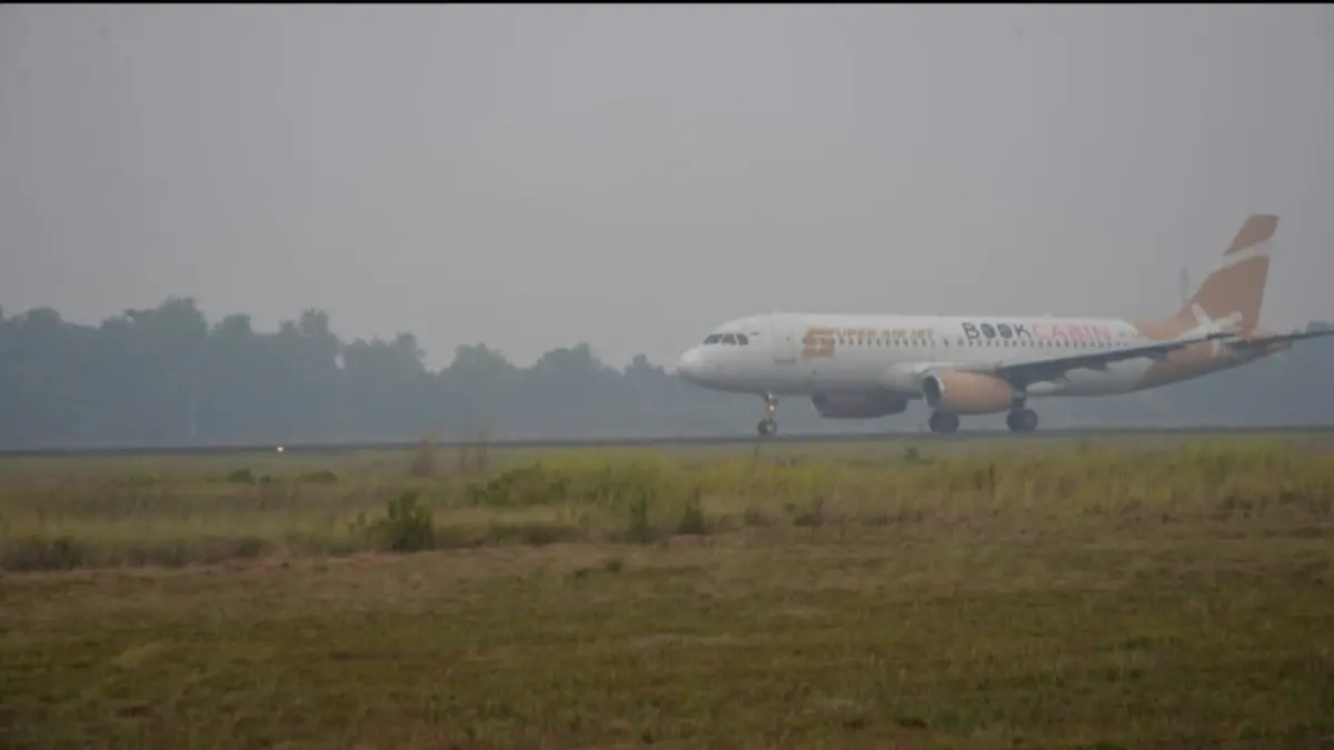 Kabut asap semakin pekat. Aktivitas penerbangan di Bandara Tjilik Riwut masih aman.(Rifqi/Kalteng Pos)