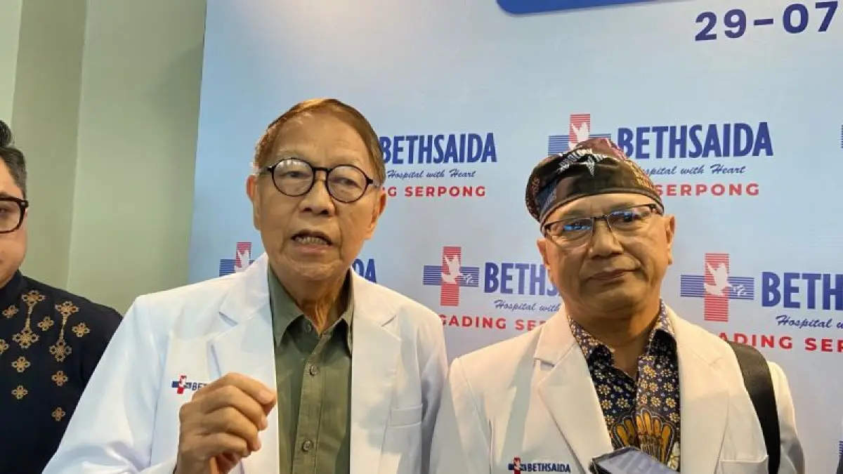 Dokter Spesialis Penyakit Dalam Konsultan Ginjal Hipertensi Bethsaida Hospital Gading Serpong dr. Mutalib Abdullah, Sp.PD.KGH. FINASIM (kiri) dalam acara Launching Urology & Nephrology Clinic Bethsaida Hospital Gading Serpong di Auditorium Bethsaida Hospital, Tangerang, Rabu (29/7/2026). FOTO ANTARA/Vina Ashari