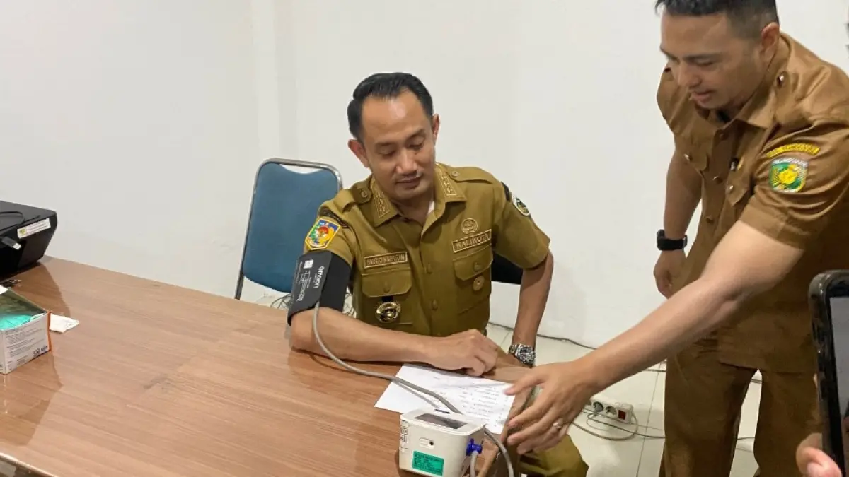 Wali Kota Palangka Raya, Fairid Naparin saat mengecek kesehatan dan fasilitas di puskesmas palangka raya.(Kamila/Kalteng Pos)