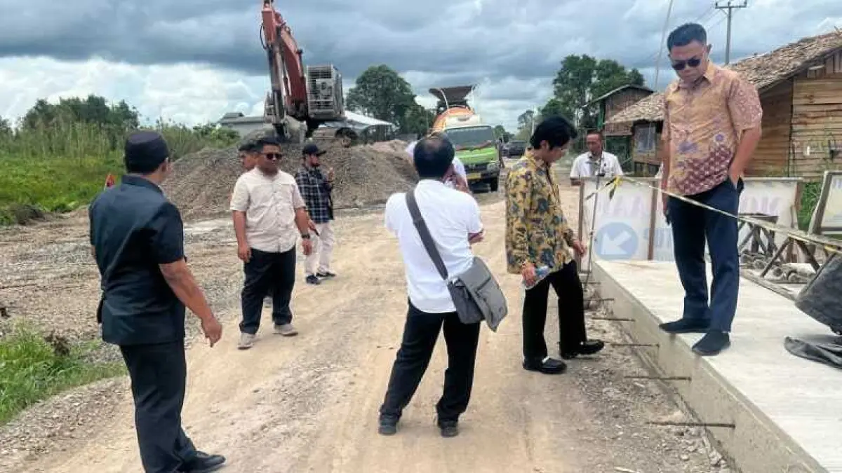 Anggota Komisi IV DPRD Kalteng, Abdul Hafid saat peninjauan jalan bersama Komisi IV DPRD Kalteng.(Dok pribadi)