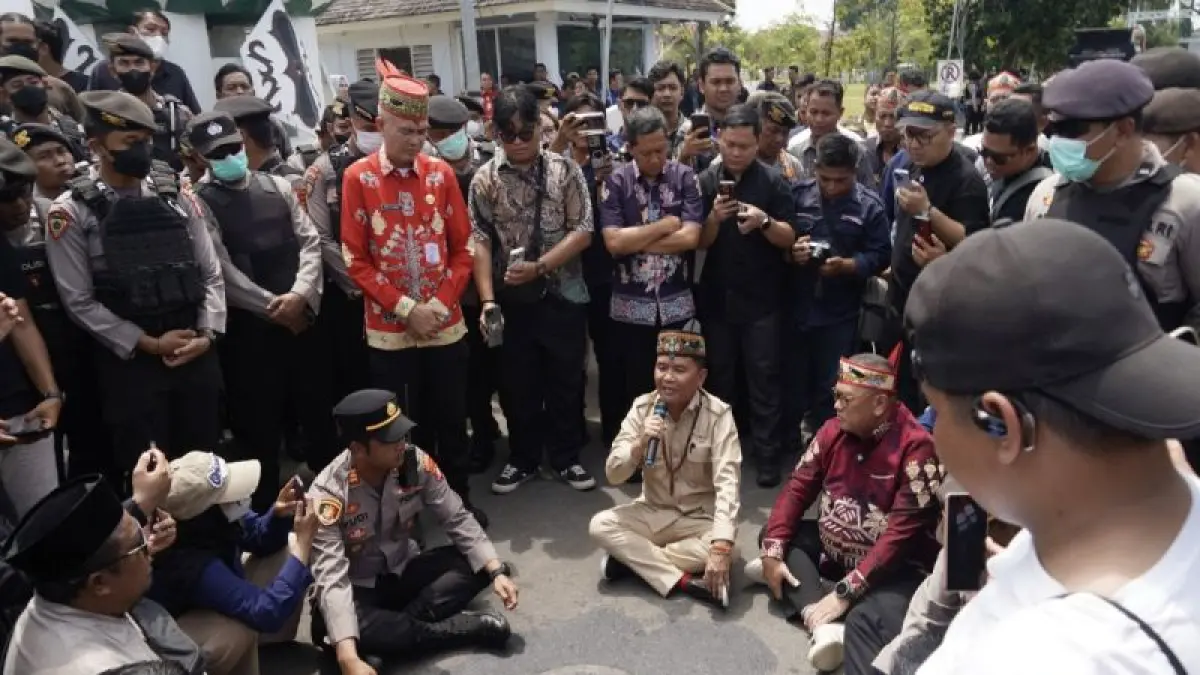 Gubernur Kalteng Agustiar Sabran bersama General Manager PLN UID Kalselteng Iwan Soelistijino menemui massa yang menuntut penyelesaian masalah pemadaman listrik di Palangka Raya, Kamis (30/7/2026). FOTO ANTARA/HO-Dokumentasi Pribadi