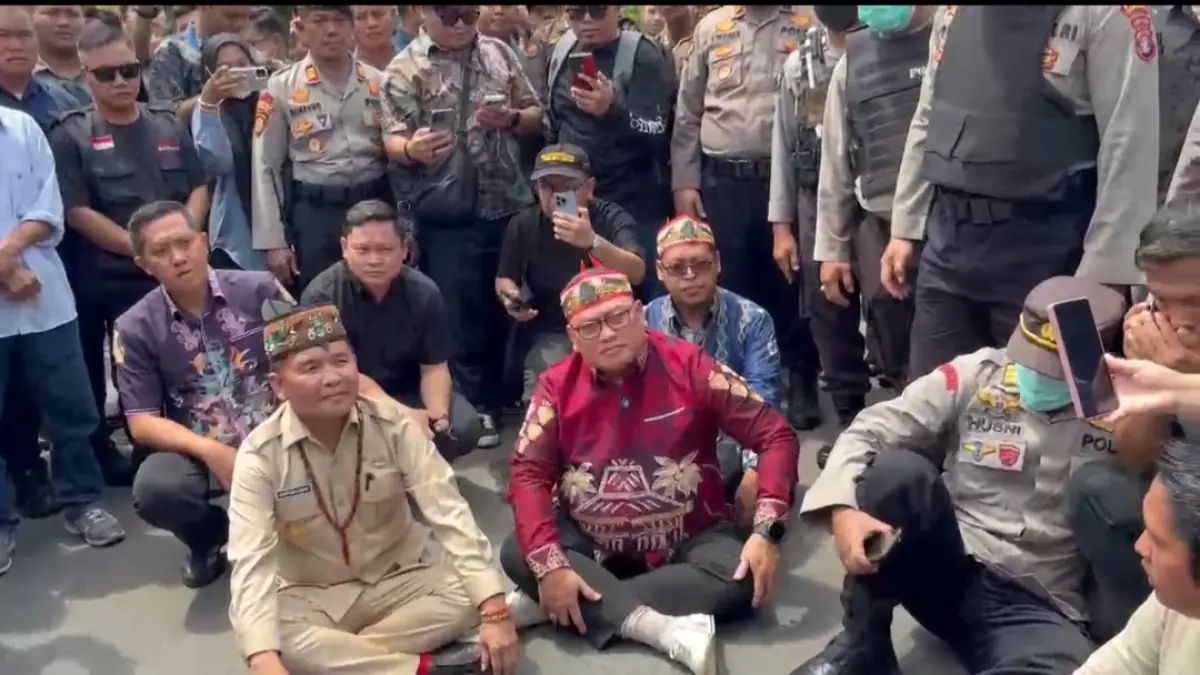 Gubernur Kalteng dan GM pLN Kalselteng saat menghadapi massa aksi.(Rifqi/Kalteng Pos)
