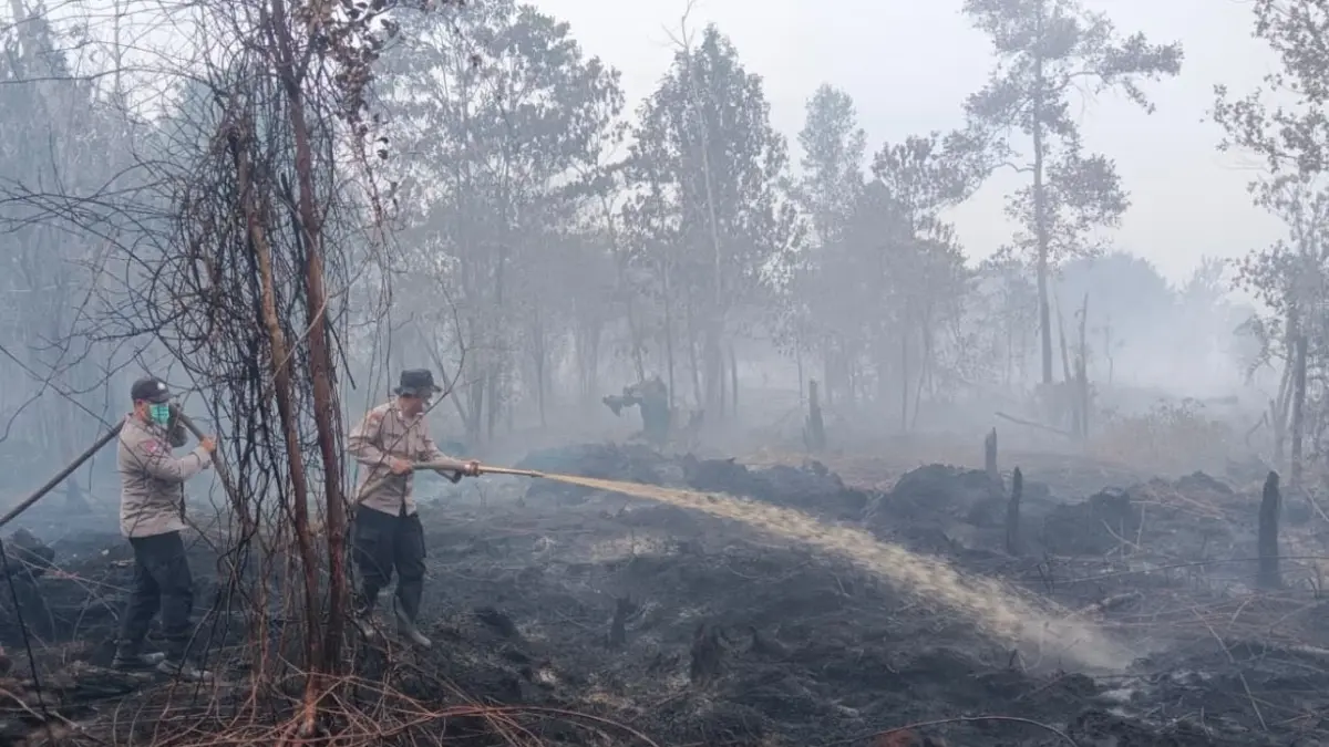 Pihak kepolisian melakukan pemadaman.(Humas)