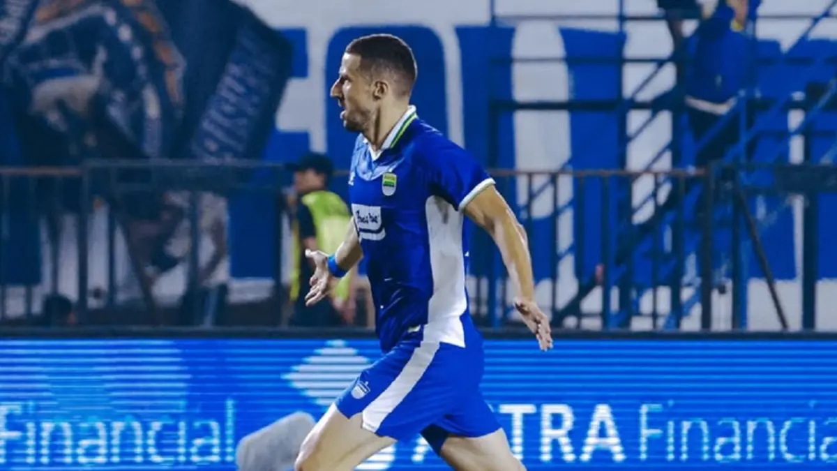 Balsa Sekulic berselebrasi usai mencetak gol semata wayang bagi Persib Bandung saat menghadapi Tampines Rovers di Stadion Si Jalak Harupat, Bandung, Jumat (31/7) malam WIB. (Sumber: Instagram @persib)