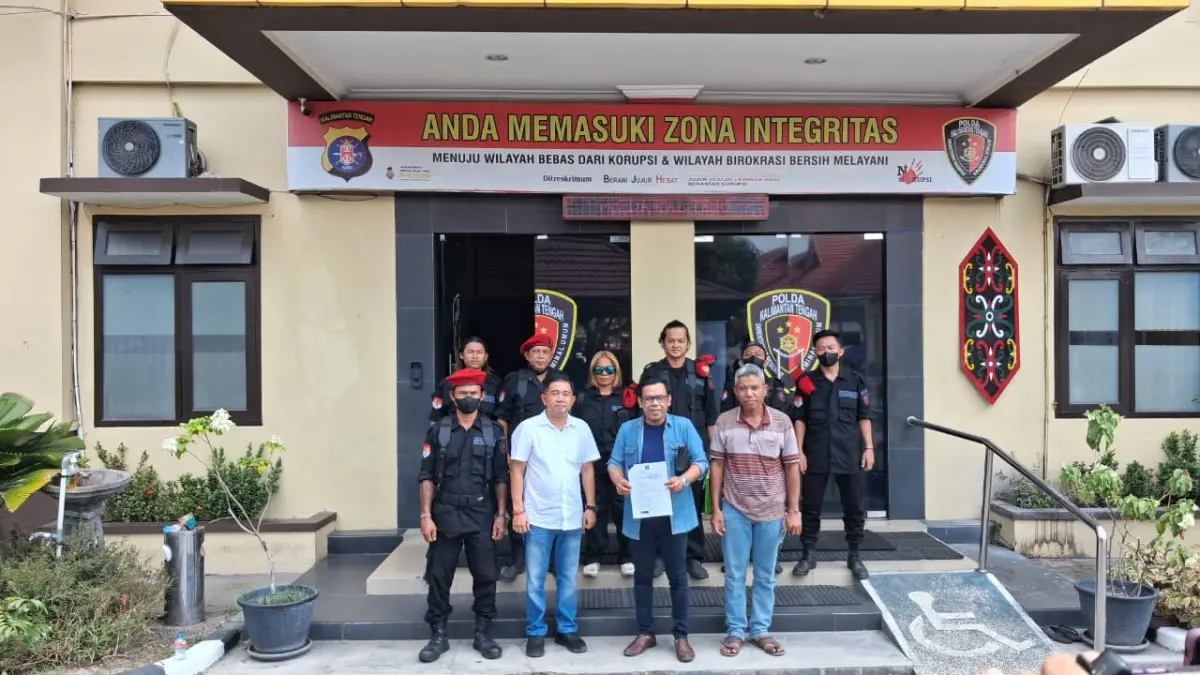 Kuasa Hukum DPD PDIP Kalteng, Ziburahman ditemani Satgas Cakra Buana melapor ke Mapolda Kalteng.(Agus Pramono/kaltengpos.jawapos.com)
