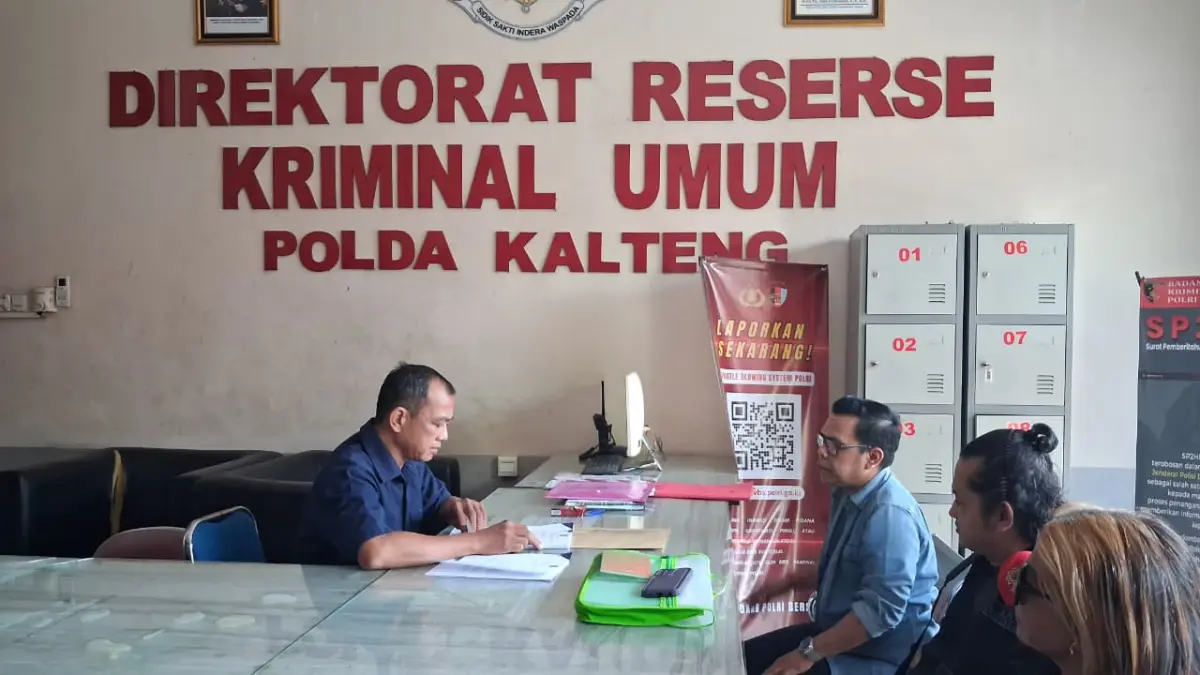 Kuasa Hukum DPD PDIP Kalteng, Ziburahman ditemani Satgas Cakra Buana melapor ke Mapolda Kalteng.(Agus Pramono/kaltengpos.jawapos.com)