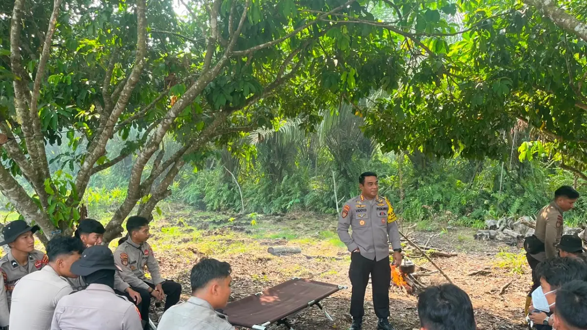 Kaopsda Kontinjensi Aman Nusa II, Kombes Pol. Viddy Dasmasela, S.H., S.I.K., M.M memimpin anggotanya siaga karhutla.(Humas)