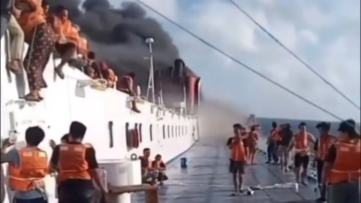 Kapal Mutiara Sentosa 2 terbakar di Madura, 250 penumpang devakuasi.(Facebook)