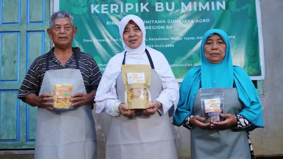 Bu Mimin, pelaku UMKM binaan KOLEGA  menunjukkan produk unggulan keripiknya