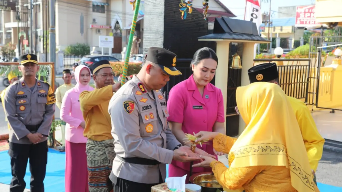 Kapolres Kobar AKBP Joko Handono dan istri setiba di Mapolres Kobar.(Humas)