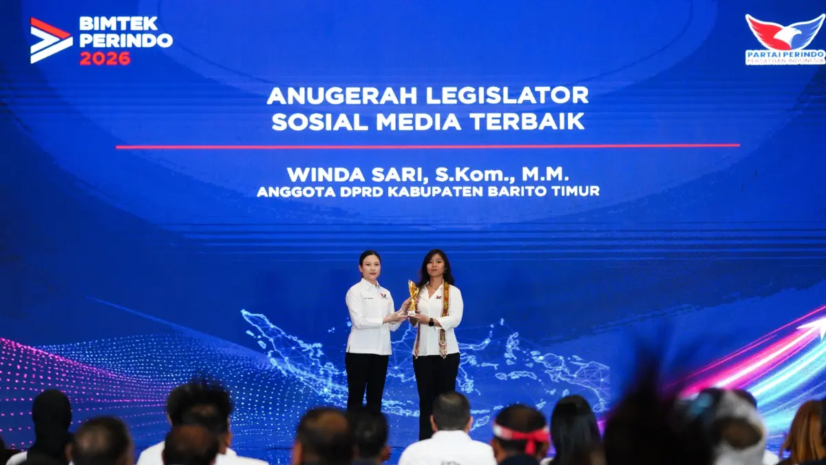 Ketua Umum DPP Partai Perindo, Angela Tanoesoedibjo &nbsp;memberikan penghargaan kepada Winda Sari.(Humas)