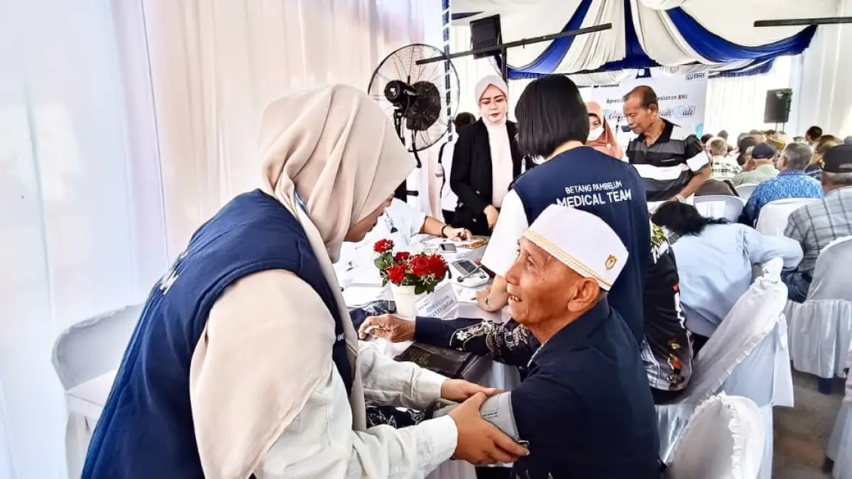 Para pensiunan saat cek kesehatan gratis.