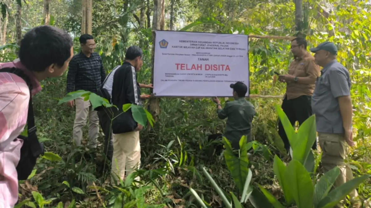 Tim penyidik Kanwil DJP Kalselteng melakukan penyitaan terhadap aset berupa lima bidang tanah milik tersangka berinisial M alias A.(Humas)