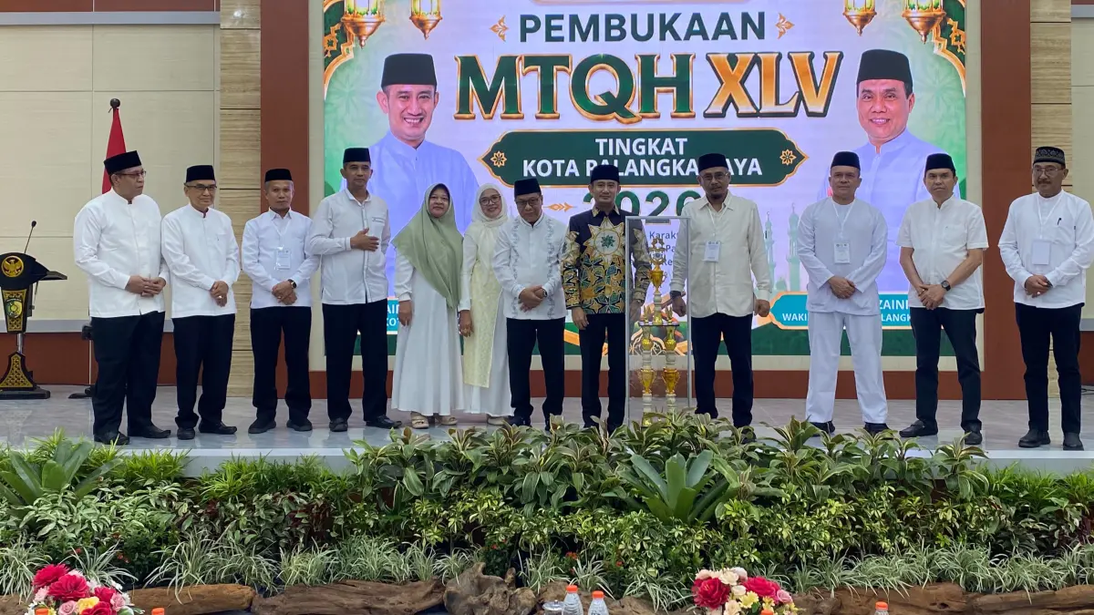 Wali Kota Palangka Raya Fairid Naparin saat menyerahkan Piala Bergilir Musabaqoh Tilawatil Quran dan Hadits (MTQH) kepada ketua Panitia, Jayani.(Kamila/Kalteng Pos)