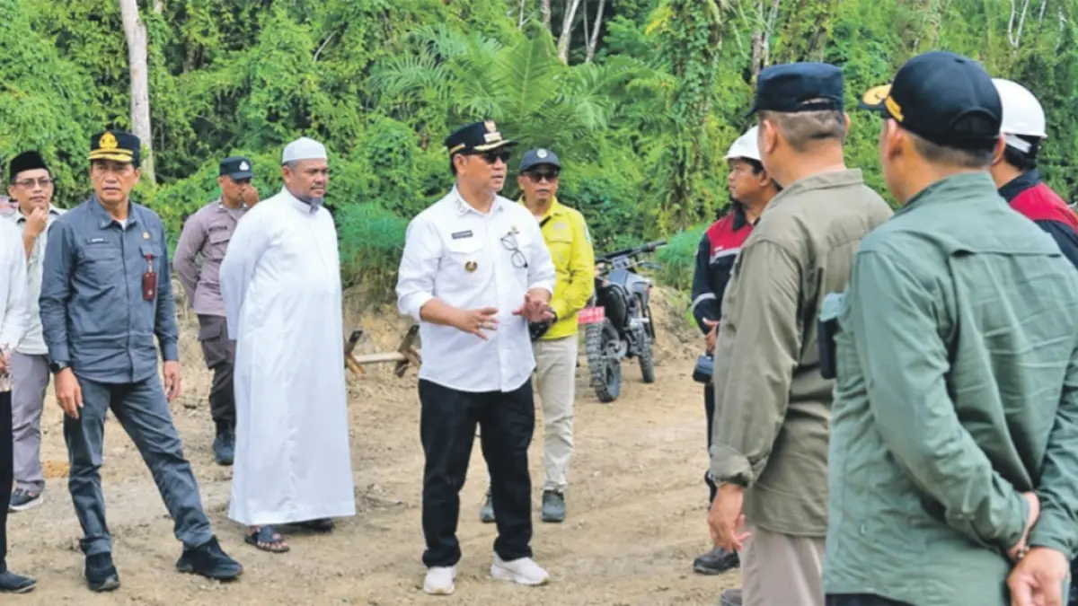 Bupati Barito Utara H Shalahuddin ST MT saat melakukan peninjauan Progres Pembangunan Jembatan Sikan-Tampung Laung.(Humas)