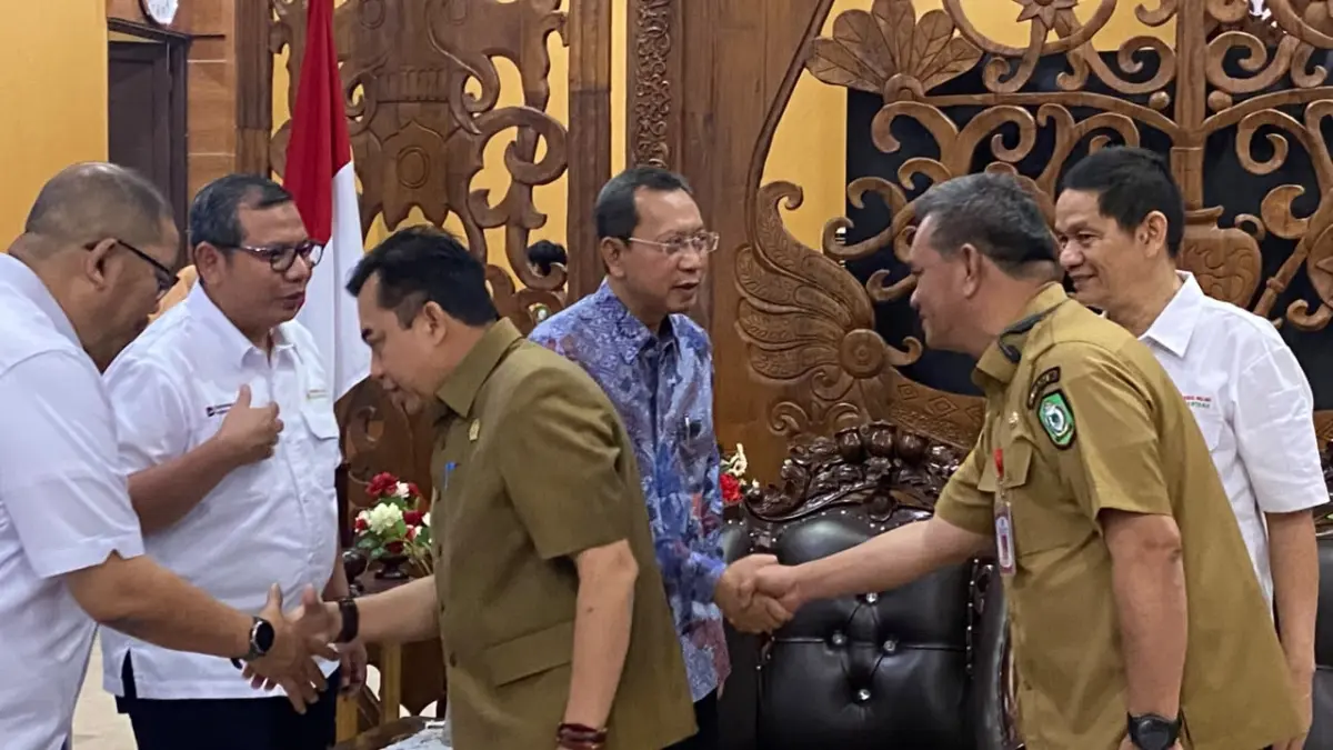 Direktur Kemitraan dan Plasma PT Agrinas Palma Nusantara, Seger Budiarjo, menyalami ketua DPRD sejumlah pejabat Pemkab Kotim.(Miftah/kaltengpos.jawapos.com)