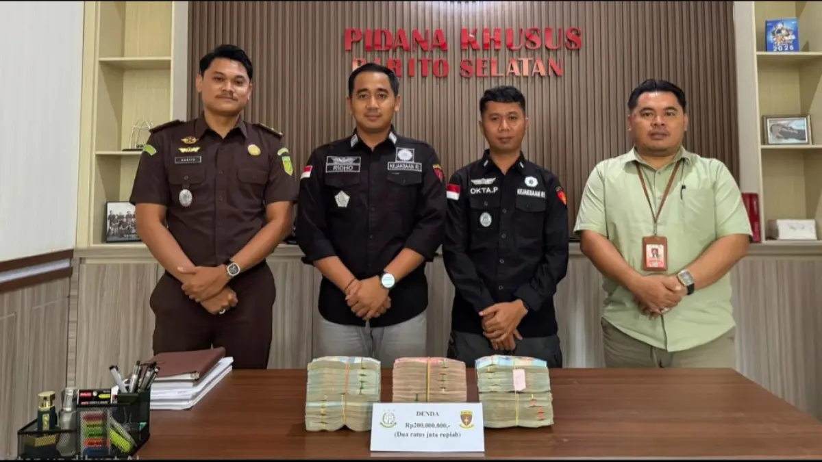 Pidsus Kejari Barsel saat memperlihatkan uang denda pada kasus tipikor di Kabupaten Barsel. (Kejari)
