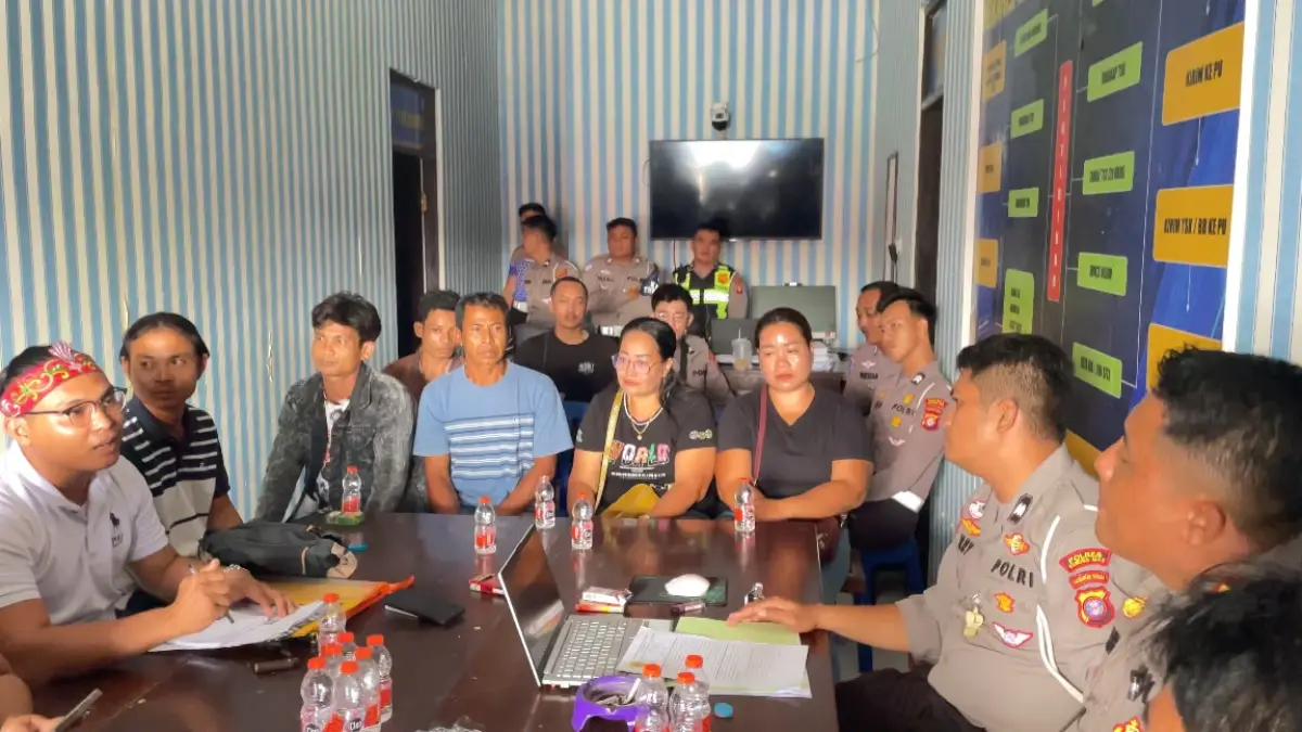 Pihak keluarga korban mediasi dengan penyidik Satlantas Polres Gunung Mas.(Humas)