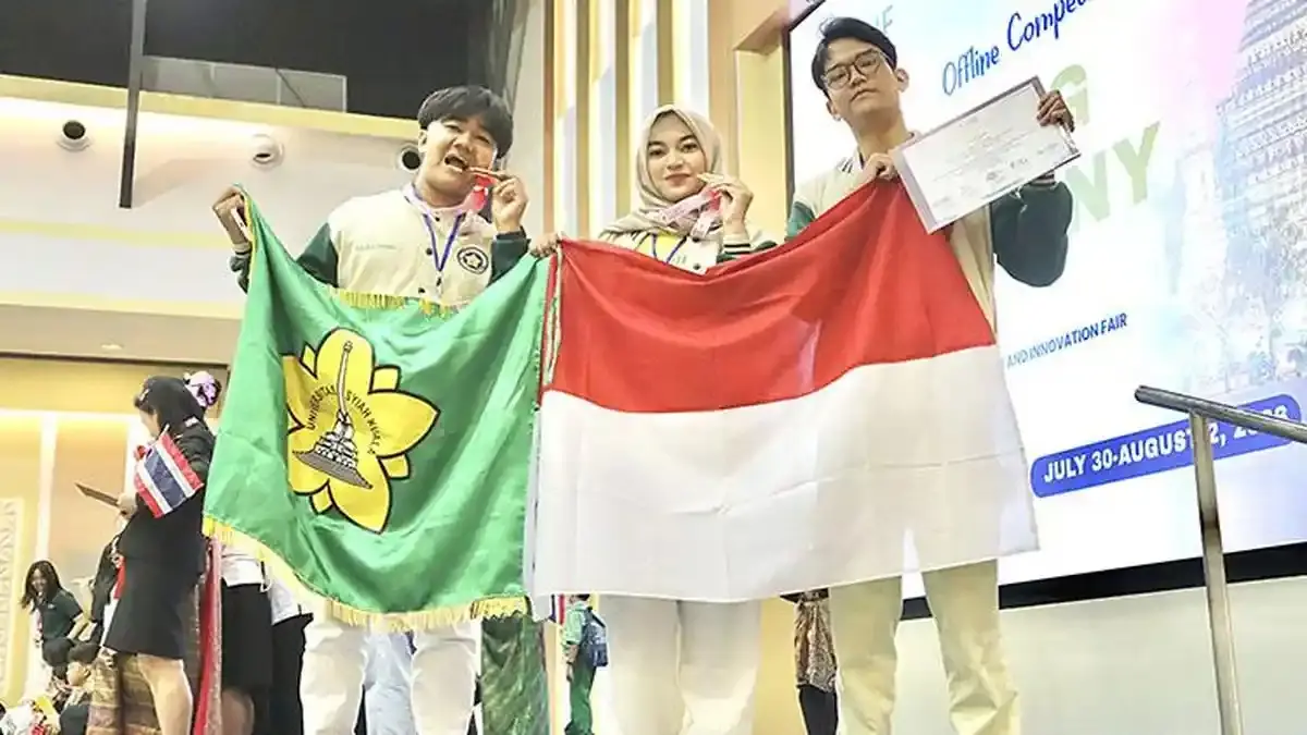 Tim Meupura Derm dari FKH USK yang berisi Yudha Alva Fernanda, Inayah Namora Br Harahap dan Muhammad Haikal usai juara di TISIIF 2026.(Dok pribadi)