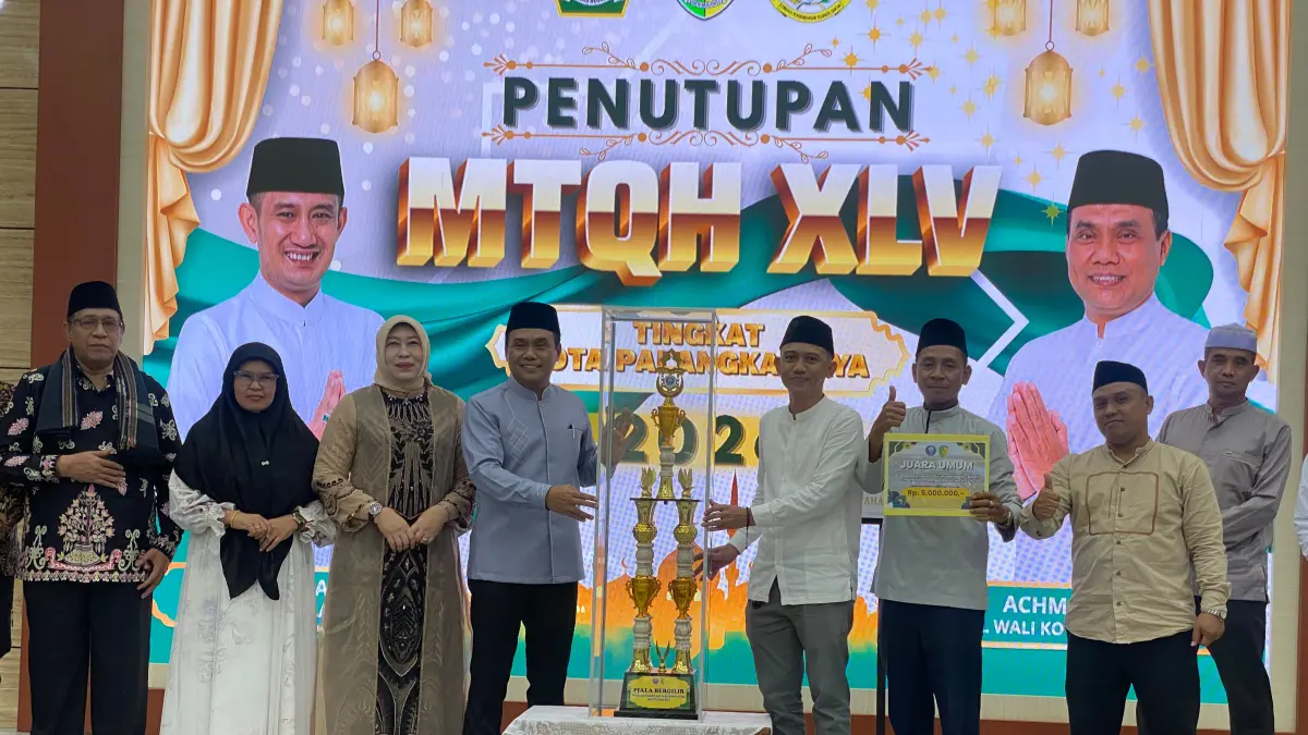 Wakil Wali Kota Palangka Raya, Achmad Zaini menyerahkan piala bergilir kepada Kecamatan Pahandut sebagai Juara Umum MTQH ke-45.(Kamila/Kalteng Pos)