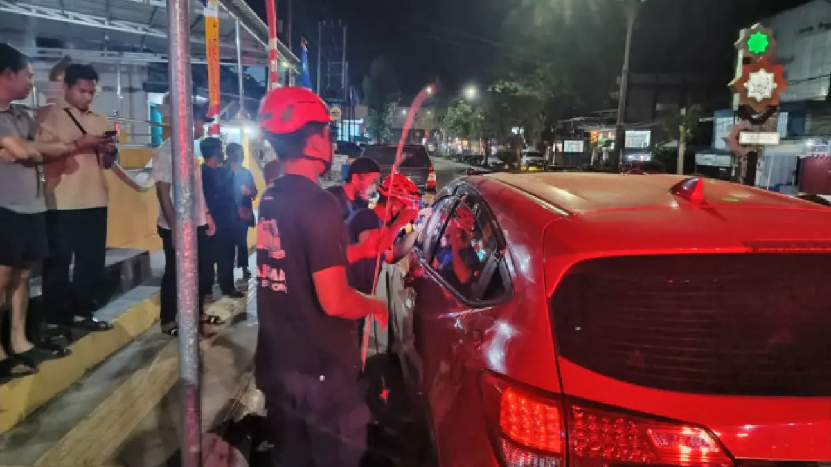 Damkar Kobar mencoba evakuasi korban di dalam mobil.(Damkar)