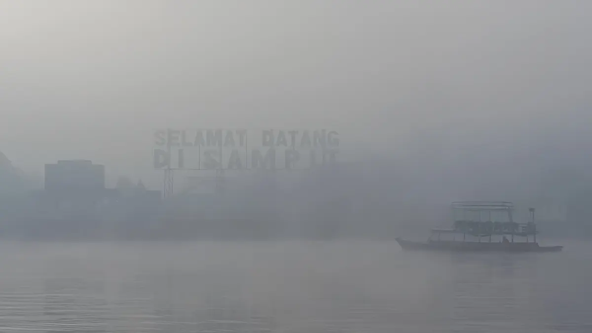 Kabut asap menutupi tulisan selamat datang di Sampit.(Miftah/kaltengpos.jawapos.com)