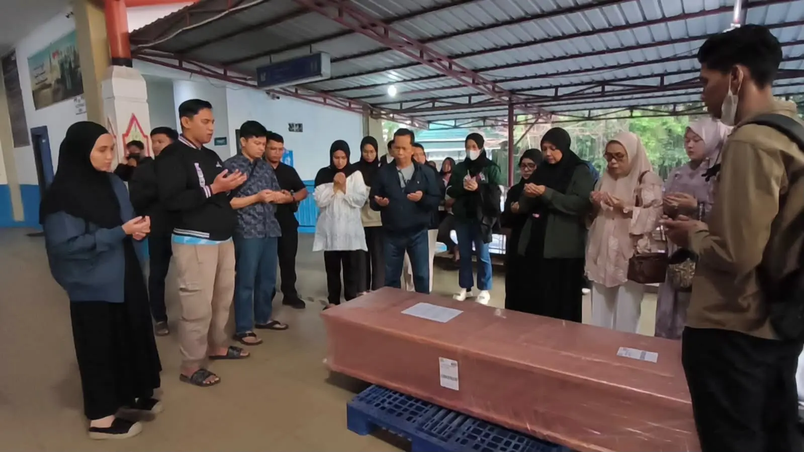 Kakanwil Kemenkum Kalteng Hajrianor memimpin proses pengantaran jenazah.(Humas)