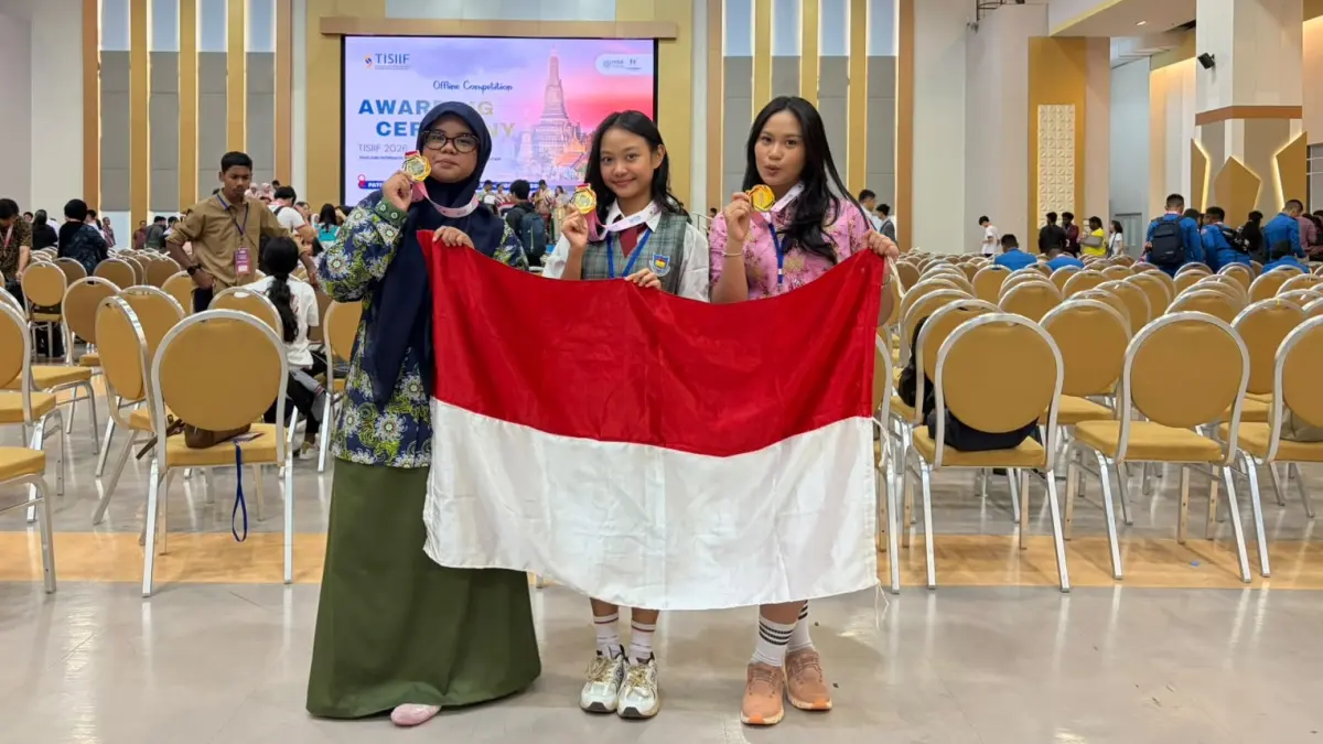 Kezia Larasati Wijayanto, siswi SMAS Golden Christian School Palangka Raya (Kanan) meraih emas ajang TISIIF 2026