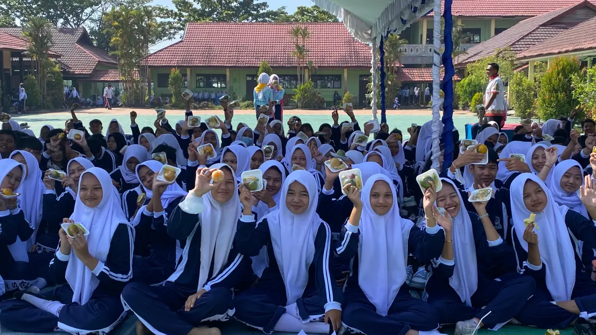 Pemberian buah-buahan kepada siswi untuk mencegah anemia.(Miftah/kaltengpos.jawapos.com)