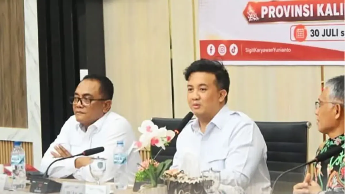 Bupati Lamandau, Dr Rizky Aditya Putra (tengah), menyambut kunjungan kerja dalam rangka reses Anggota Komisi XII DPR RI, Sigit K Yunianto.(Humas)
