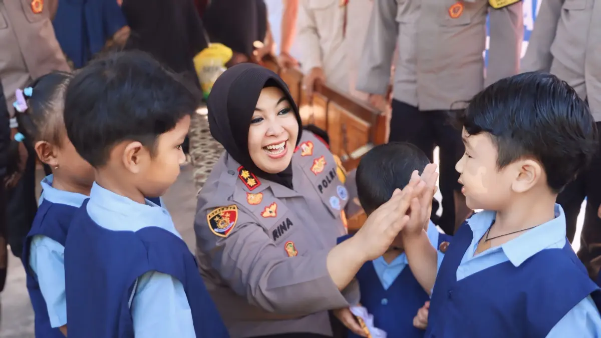 Kapolres Kapuas berbagi cokelat kepada anak-anak.(Humas)