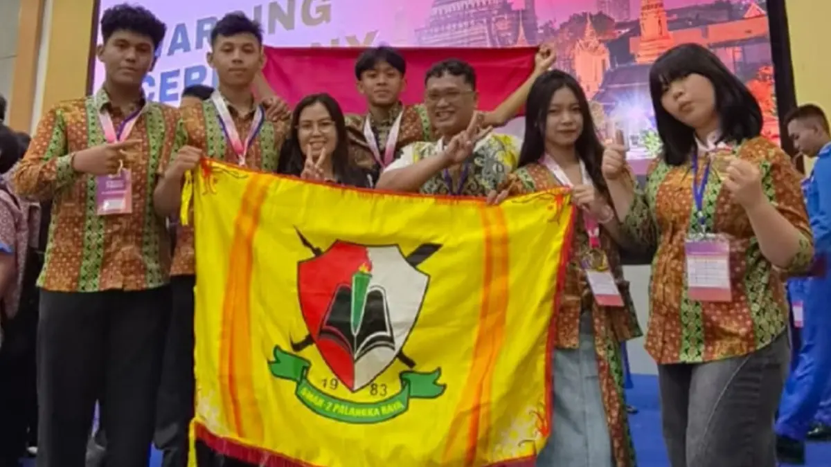 Kelima siswa dan guru pembimbing serta guru pendamping foto bersama usai berhasil meraih medali emas dalam TISIIF 2026 di Thailand.(Dok Pribadi)
